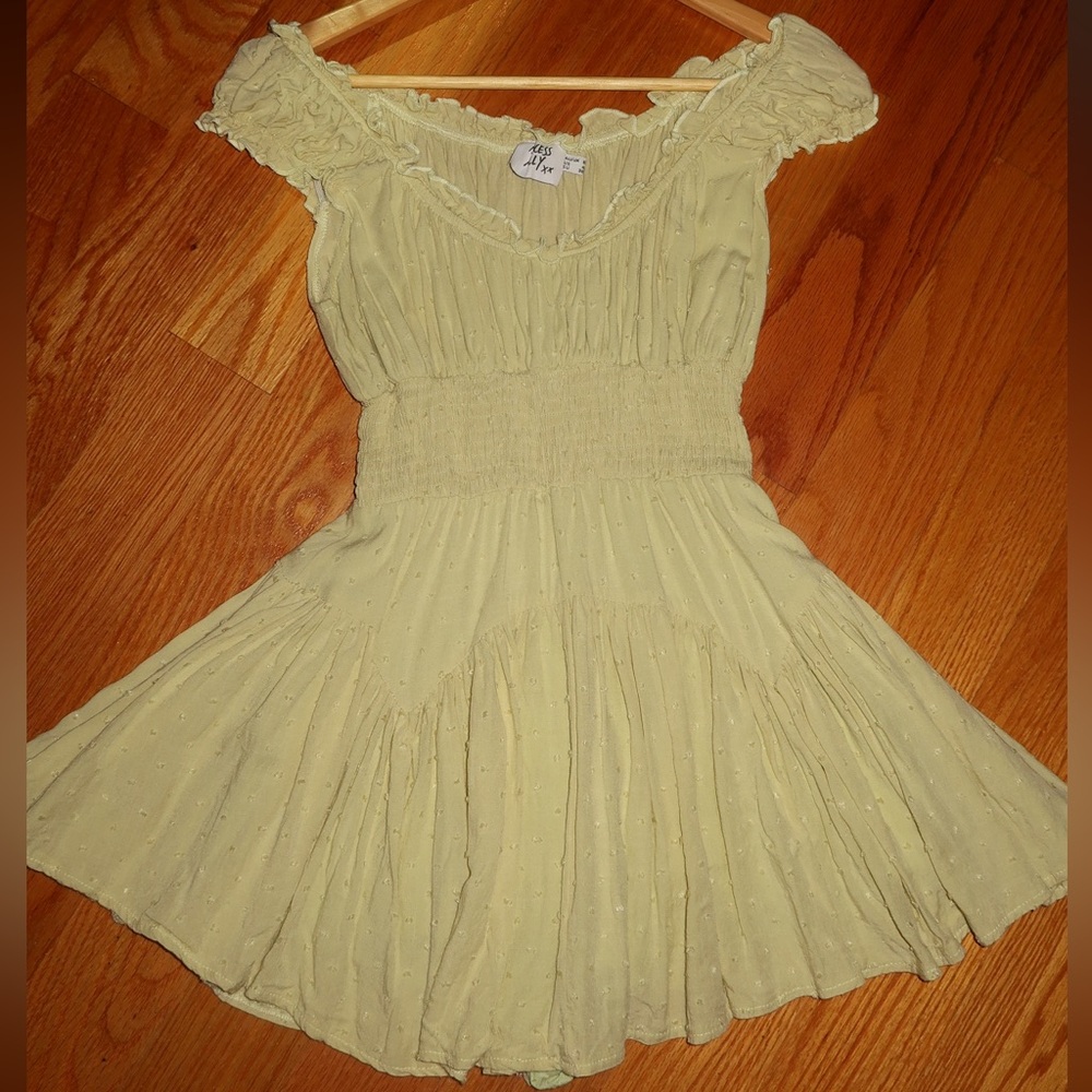 Princess Polly, adorable romper light green size 4